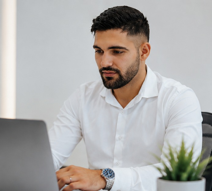 Elmar Mamedova, desarrollador web en Málaga, programando en el portátil